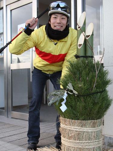 年男の的場騎手は正月飾りの門松を前に２０１１年の飛躍を誓う