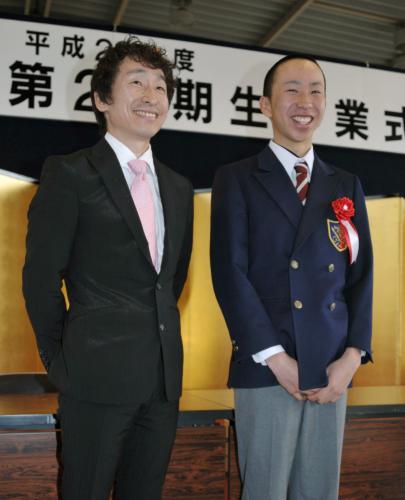 卒業式後、記念撮影に納まる横山典弘騎手（左）と長男の和生