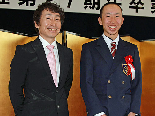 卒業式を終え、騎手としても大先輩の父・典弘（左）と並んで笑顔を見せる横山和生