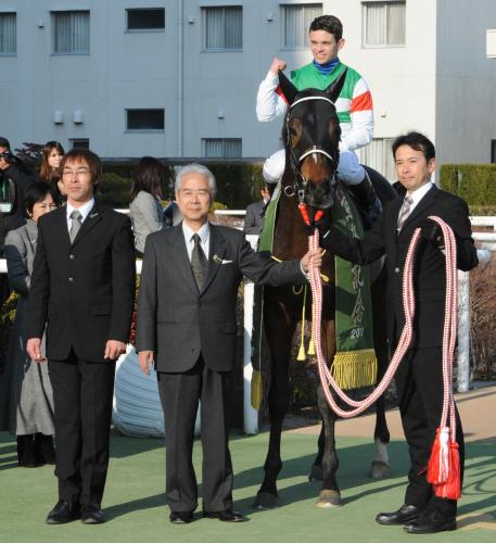 ＜京都記念＞口取り式で記念撮影をするトゥザグローリーと（右から）市川厩務員、リスポリ騎手