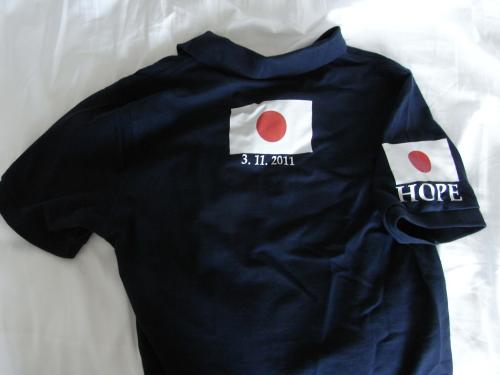 ドバイの日本馬スタッフ製作したポロシャツに“HOPE”