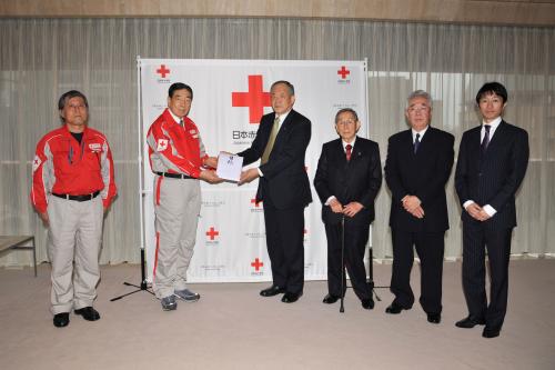 日本赤十字社に義援金を贈呈する中央競馬サークル４団体の代表（ＪＲＡ提供）