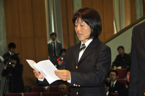 入学式で誓いの言葉を述べる女子生徒代表の高松美代子