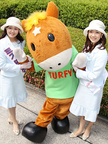 ターフィーとともに函館競馬をＰＲするミスはこだての田口愛弥子さん（左）と西谷依里子さん