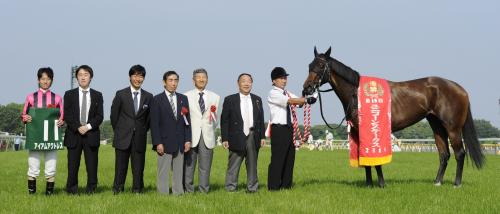 ＜ユニコーンＳ＞牝馬１２年ぶりＶを飾ったアイアムアクトレス（左端は秋山騎手）