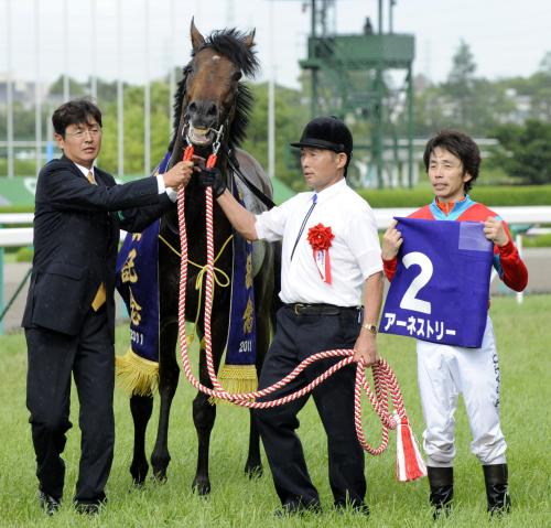 第52回宝塚記念を制したアーネストリーと佐藤哲三騎手（右端）