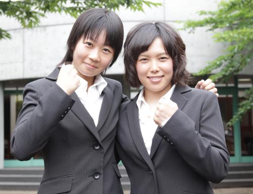 卒業式を終えてガッツポーズをする坂井宏朱（左）と佐藤摩弥