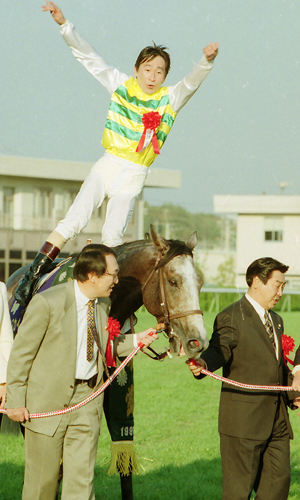 菊花賞で優勝したセイウンスカイと鞍上の横山典（撮影１９９８・１１・８）