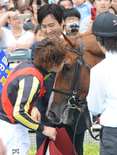 ＜神戸新聞杯＞オルフェーヴルにキスをする池添騎手（左）と笑顔の池江師（同２人目）