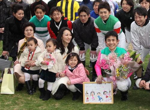 ＜中山１０Ｒ＞ニシオドリームで自身の引退レースを制した高橋亮騎手（前列右端）は騎手仲間や家族と笑顔で記念撮影