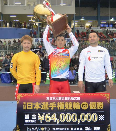 ＜日本選手権＞初優勝を果たし、カップを掲げる成田。右は２着の山崎、左は３着の園田