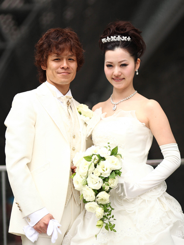 結婚を発表した高田とタレントの藤村えみり