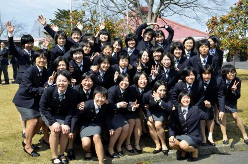 女子競輪第１回生徒の卒業式を前に、ポーズをとる卒業生たち＝２４日午前、静岡県伊豆市の日本競輪学校