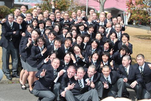 日本競輪学校卒業式、笑顔で記念撮影する卒業生
