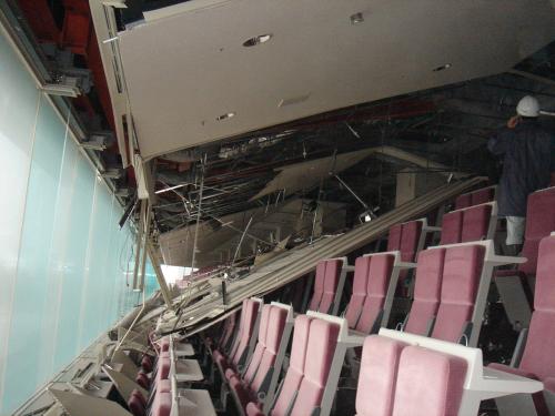 福島競馬場、震災直後の５階中央棟座席部（ＪＲＡ提供）