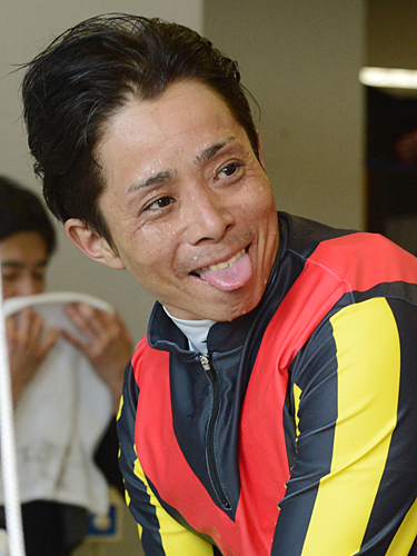 ＜桜花賞＞ジェンティルドンナでレースを制した岩田は、おどけた表情を見せる