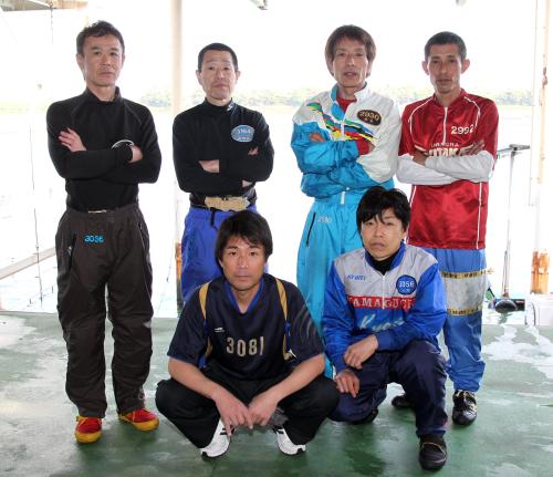 ＜名人戦＞地元・山口の選手たち（前列左から）岡本、松野（後列左から）吉本、森脇、新良、今村）