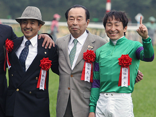 ＜ヴィクトリアＭ＞レースを制し、笑顔をみせる（左から）田中清隆師、馬主の嶋田賢氏、横山典弘騎手