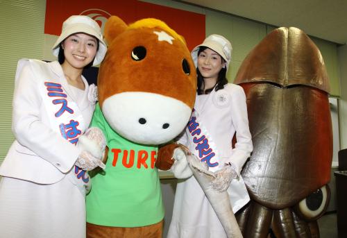 函館競馬をＰＲする（左から）ミスはこだての平井さん、ターフィーくん、久保川さん、イカール星人