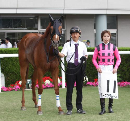 【福島新馬戦】レースを制したモーニングムーンと騎乗した田辺裕信騎手（右）