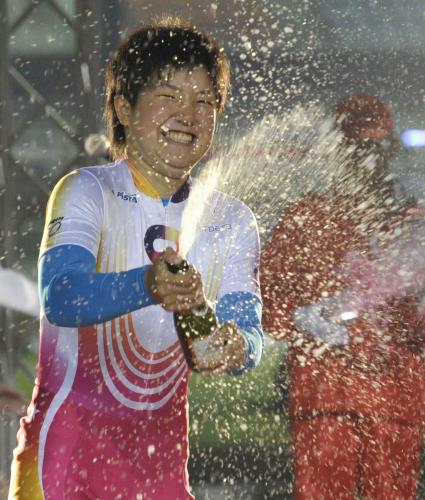 表彰式のシャンパンファイトで喜びを爆発させる優勝した小林莉子