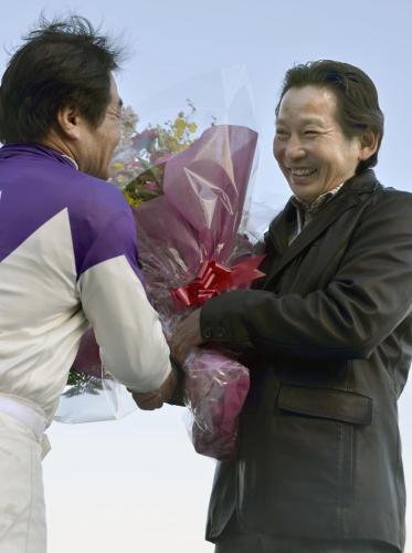 笠松競馬場で行われた引退セレモニーで花束を受け取る安藤勝己元騎手（右）