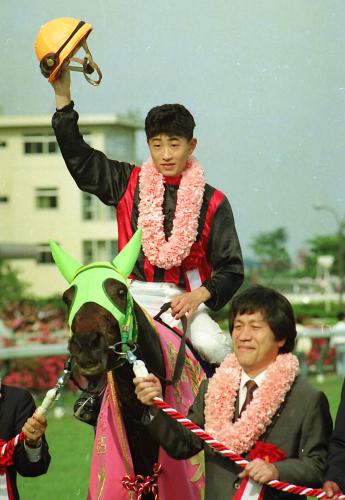 ９０年オークスを制したエイシンサニーと平井豊光氏。鞍上は岸滋彦騎手（現調教助手）
