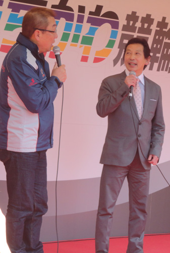 立川競輪場で中野浩一氏（左）とトークショーを行った安藤勝己氏（右）