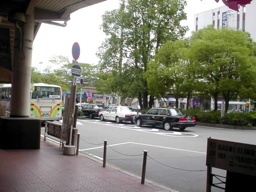 阪急電車神戸線・塚口駅前からも無料のファン送迎バスが運行されている