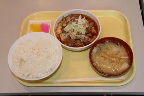 新井食堂のモツ煮定食（６５０円）
