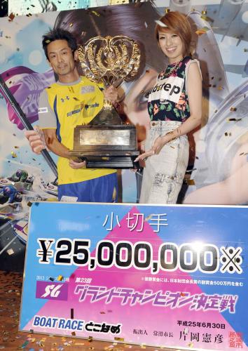 第23回グランドチャンピオン決定戦で優勝した太田和美。右はタレントの南明奈