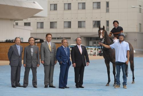 北島三郎オーナー（左から４人目）が見守る中、函館５Ｒ新馬戦で勝ったキタサンラブコールと藤田伸二騎手