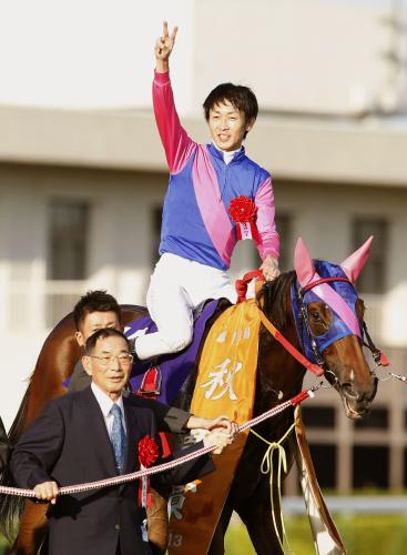 第18回秋華賞で優勝、牝馬の２冠を制したメイショウマンボと武幸四郎騎手。左は飯田明弘調教師