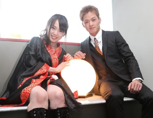 日本選手権ＰＲのため、来社した早川（右）とキャンペーンガールの千鶴
