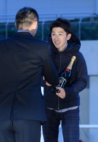 元プロ野球選手の今岡氏から全国リーディングの記念シャンパンを受け取る福永