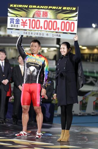 ＫＥＩＲＩＮグランプり初出場初優勝の金子（左）は長澤まさみとともに１億円の賞金ボードを掲げる