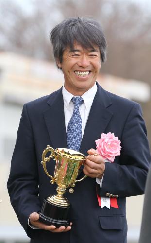 ロサギガンティアでレースを制した藤沢和師は満面の笑み