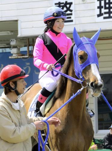 岩手県奥州市の水沢競馬場でデビュー戦に臨む新人騎手鈴木麻優さん