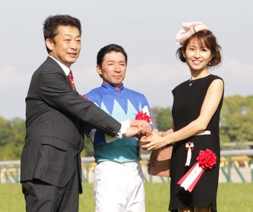 ＜ヴィクトリアマイル＞連覇を達成したヴィルシーナ陣営の（左から）友道調教師、内田騎手、佐々木オーナーの加奈子夫人は笑顔で握手