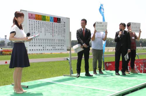 スポニチダービー祭りで本命馬を披露する小田哲也記者（右から２人目）と鳥谷越明記者（右から４人目）。左端は司会の真野よう子
