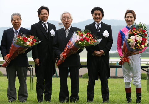 表彰式で並ぶ（左から）武田師、ＴＯＫＩＯ・城島茂、松本オーナー、山口達也、田辺騎手