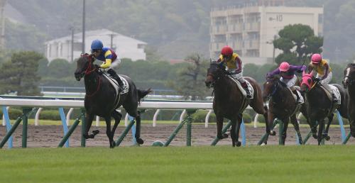 小倉５Ｒ新馬戦、優勝したエフェクト（左）