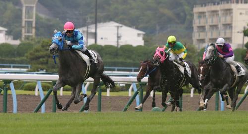 小倉６Ｒ新馬戦、圧勝したスノーエンジェル（左）