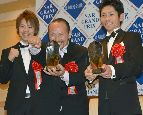 ＮＡＲグランプリ２０１０表彰式で、フリオーソが年度代表馬に選ばれトロフィーを手に喜ぶ川島正行調教師。右は戸崎、左は息子の川島正太郎