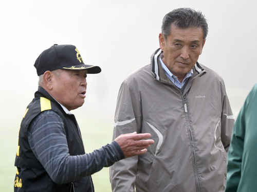 調教を見ながら話し込む松田博師（左）とノーザンファームの吉田勝己代表