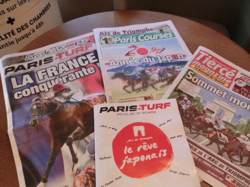凱旋門賞を１面で伝える４日付のフランス競馬専門各紙