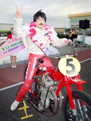 １９９２年２月４日の全日本選抜で優勝しＶサインを見せる飯塚将光さん