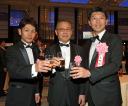 ジェンティルドンナの（左から）戸崎圭太騎手、石坂正調教師、吉田俊介サンデーレーシング代表が笑顔で乾杯