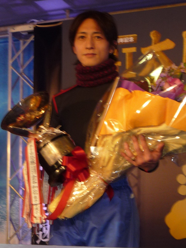 太閤杯と花束を手にファンの声援に笑顔で応える山崎