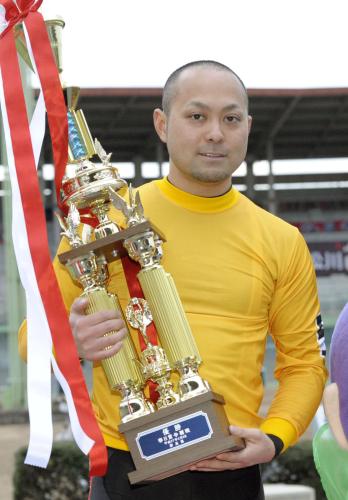記念初優勝を果たし、トロフィーを手にする天田裕輝